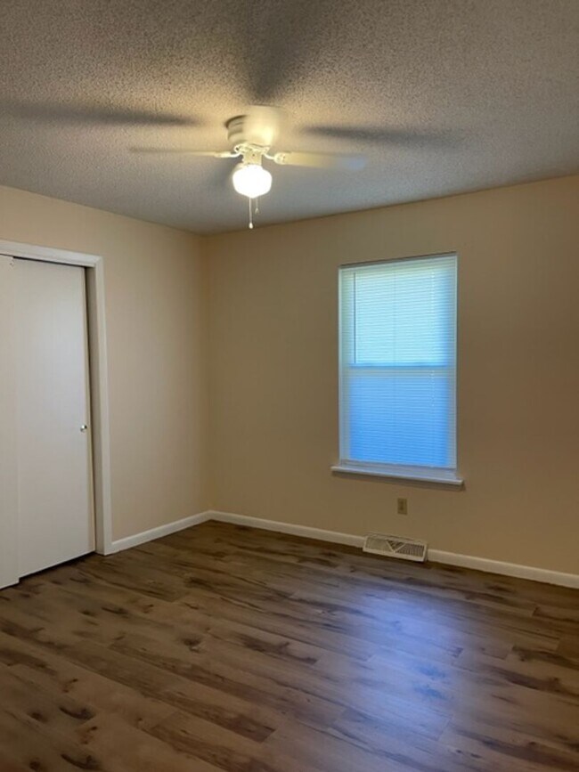 Building Photo - 3 Bedroom, 2 Bathroom, Great Location!