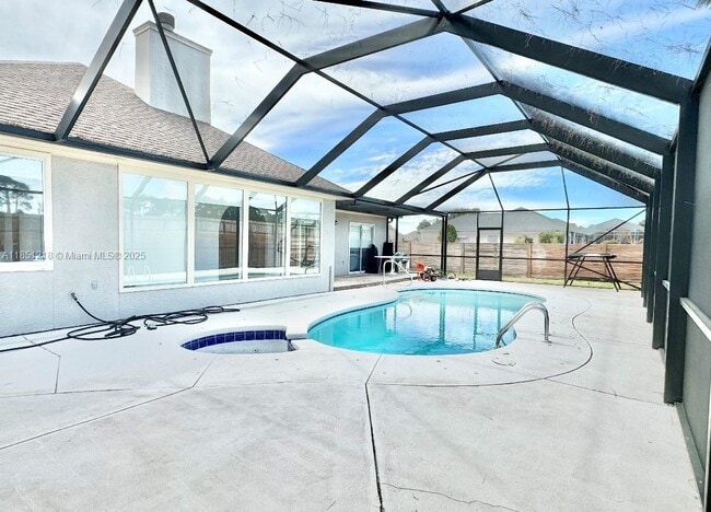 Building Photo - 120 Hombre Cir