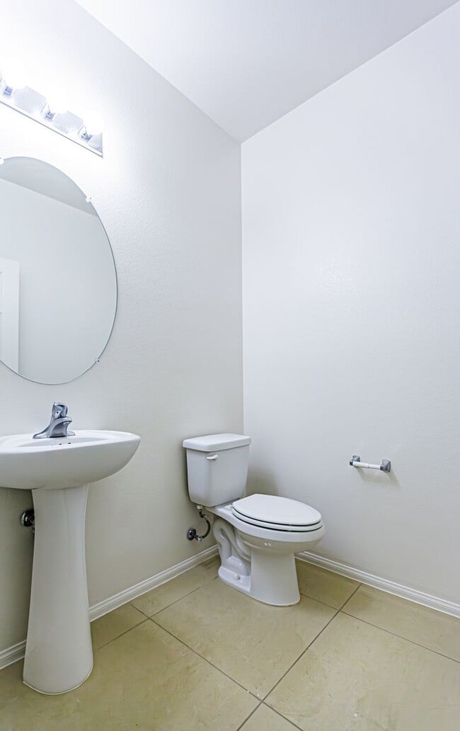 Building Photo - 4 Bedroom home located in Mountain's Edge