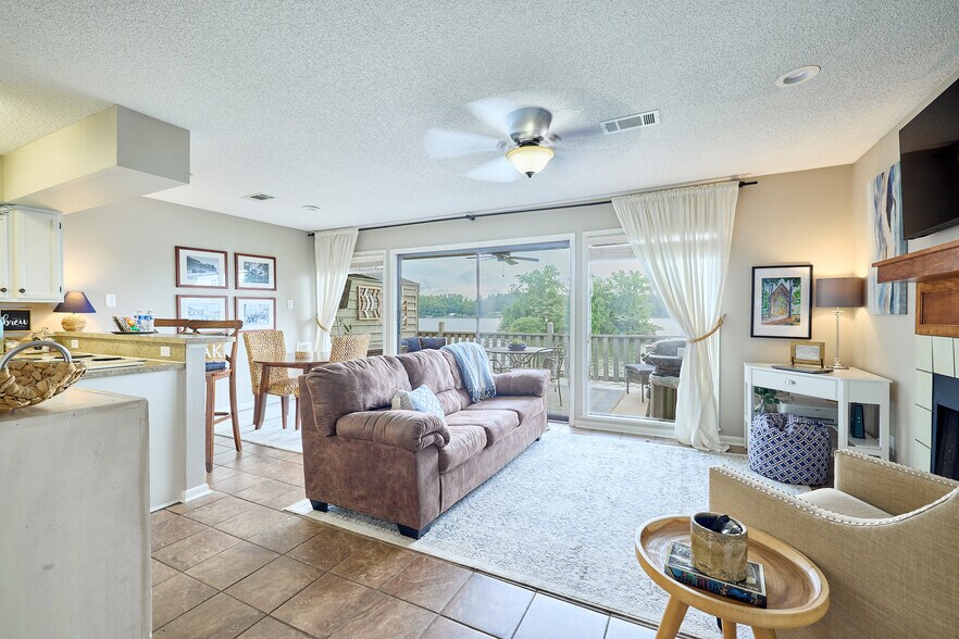 Building Photo - 400 Farr Shores Dr