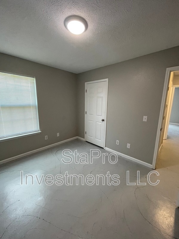 Building Photo - 106 Village Pl