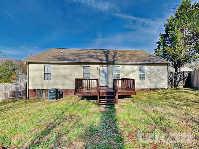 Building Photo - 1670 Red Bird Cir SE