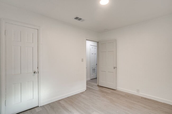 Building Photo - Remodeled 2 Bed 1 Bath Home Ready for New Tenants Near the River District-76114