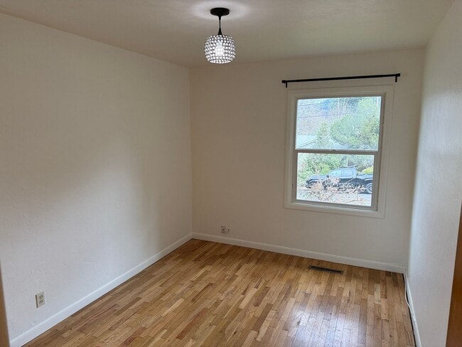 Building Photo - Updated 2 bedroom 1.5 bath duplex in Eugene!