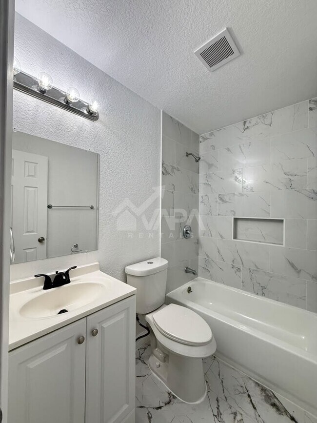 Building Photo - 2910 Lake Briar