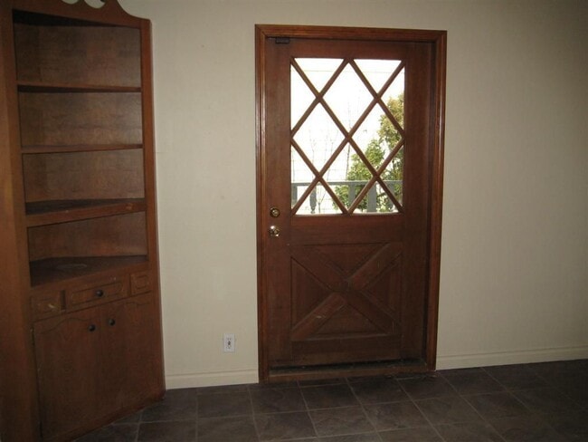 Building Photo - 5 bedrooms