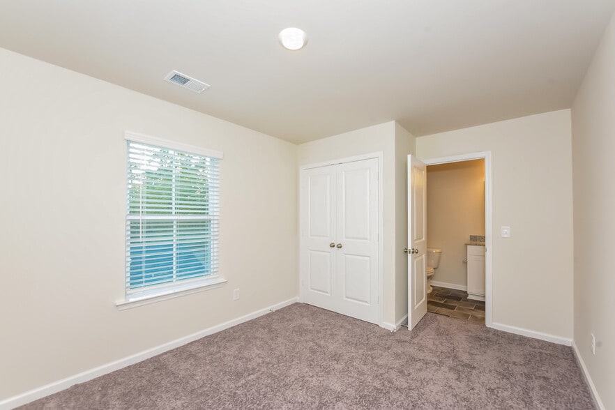 Building Photo - 306 High Grv Wy