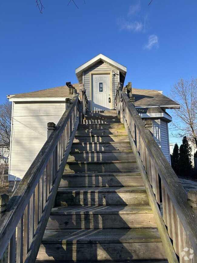 Building Photo - 320 1/2 Highland Ave. Upper