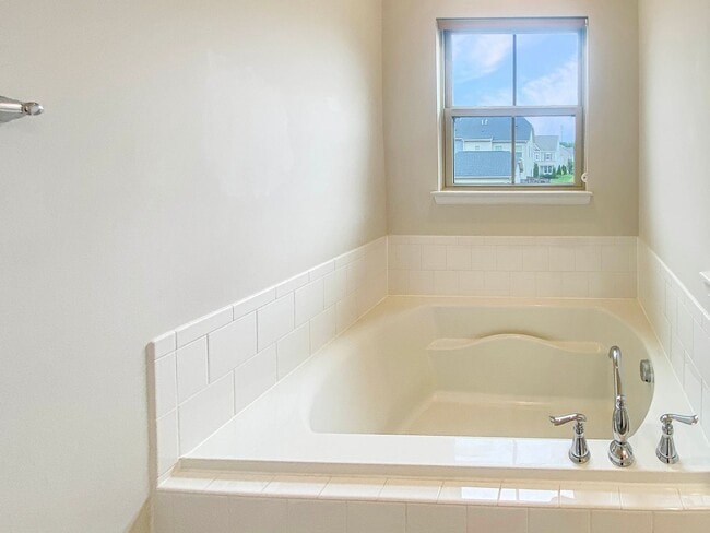 Building Photo - Modern 3-Bedroom in FoxCreek!