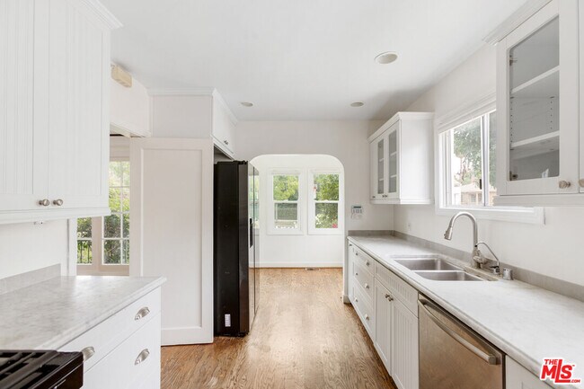 Building Photo - 2127 Benecia Ave