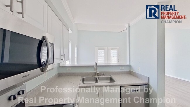 Building Photo - Cute 3 BD/2 BA Townhome Style Near UNCW