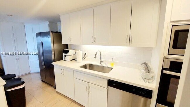 Building Photo - 1800 NE 114th St