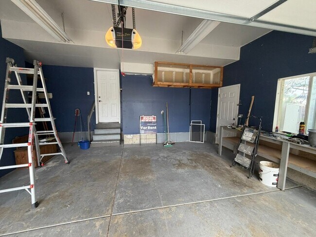 Building Photo - 704 Country Club Dr