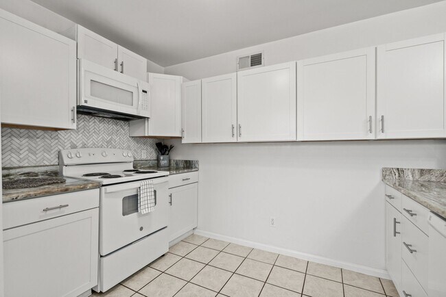 Building Photo - Furnished All-Inclusive 4bed/3bath condo available 12/1/25-2/28/26