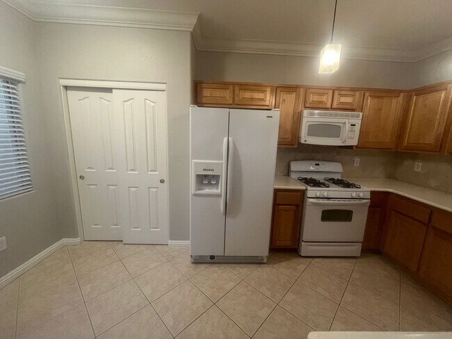 Building Photo - 3 Bedroom Townhome - Centennial Hills