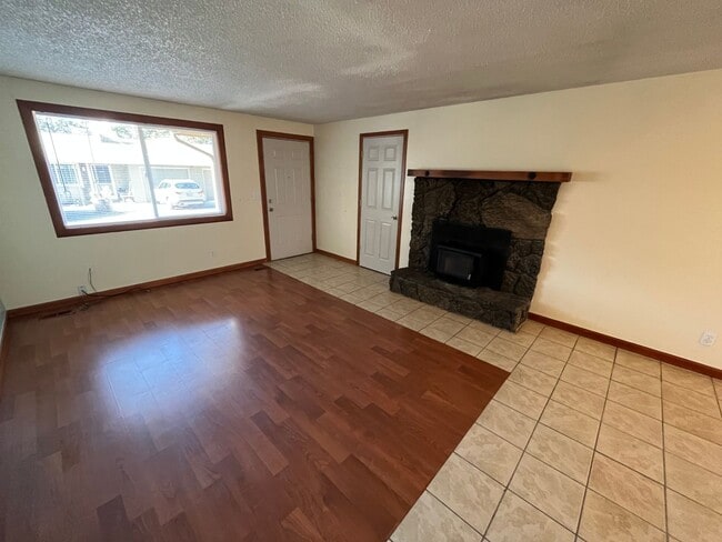 Building Photo - 2 Bed/1 Bath Duplex with Single Car Garage...