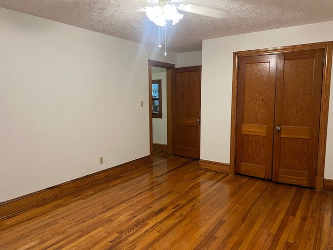 Building Photo - One Level Home! 3bed/1 bath with extra-lar...