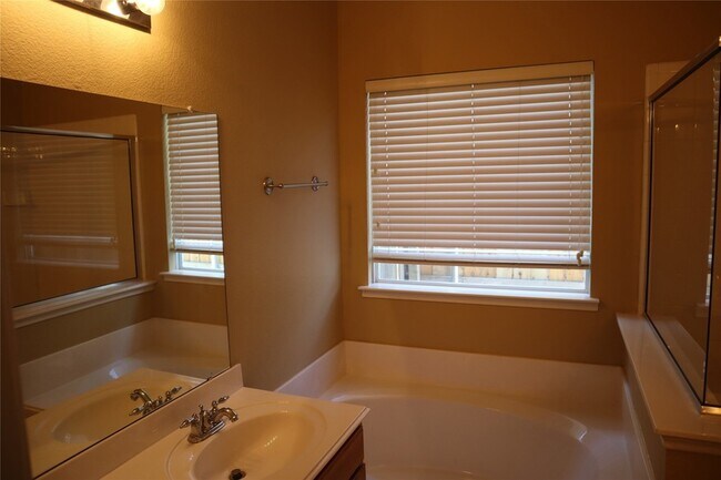 Building Photo - 9724 Old Field Dr