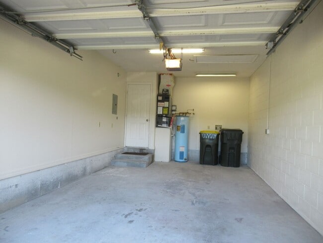 Building Photo - 2br/2ba Duplex with Lakeview