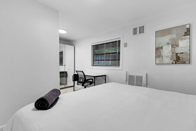 Building Photo - 3130 SW 27th St