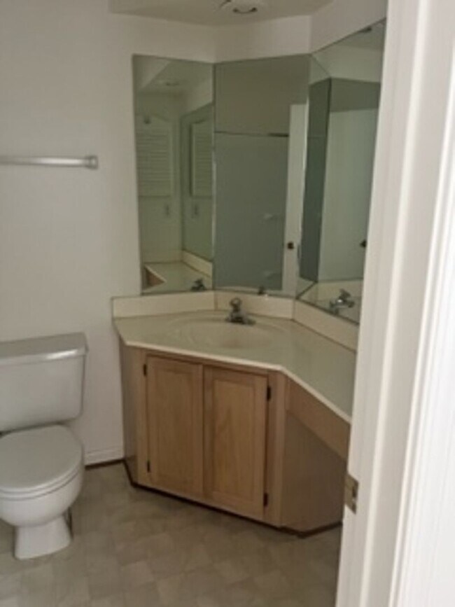 Building Photo - 2 Br 2 Bath