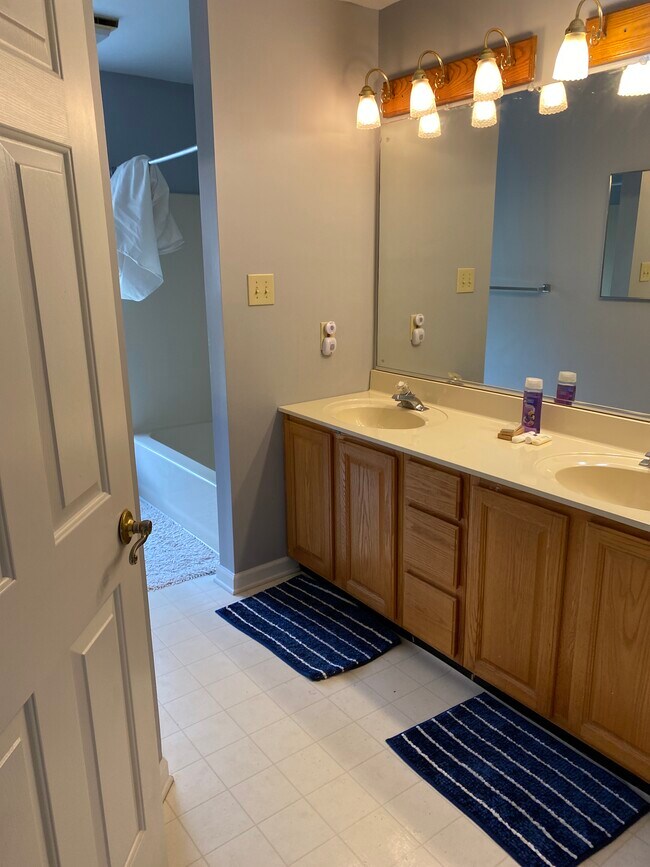 Building Photo - 160 Cullen Rd