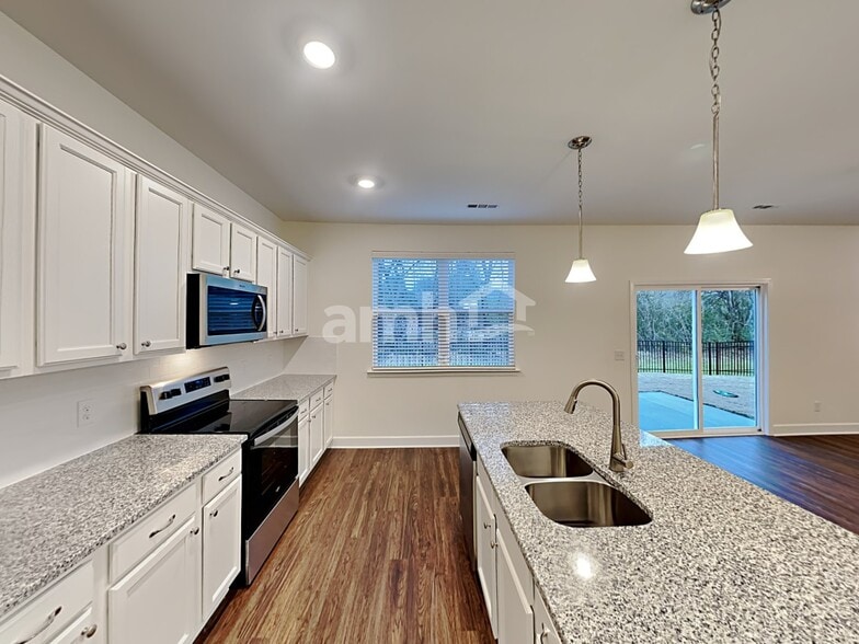 Building Photo - 3012 Esquire Dr