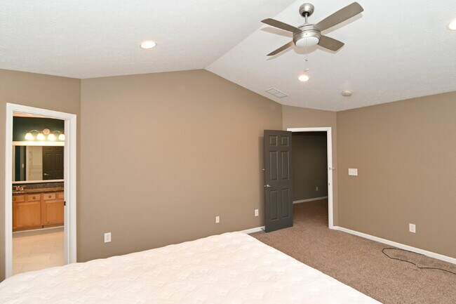 Building Photo - Spacious 4-Bedroom Haven with 2.5 Baths and Nearly 3,000 Sq Ft of Comfort in Indianapolis!