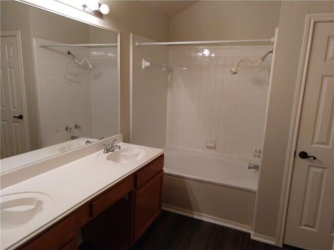 Building Photo - 1007 Russwood Cove