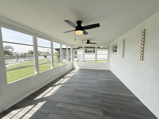 Building Photo - "Charming 2-Bed, 2-Bath Oasis with 1334 Sq Ft in New Port Richey!"