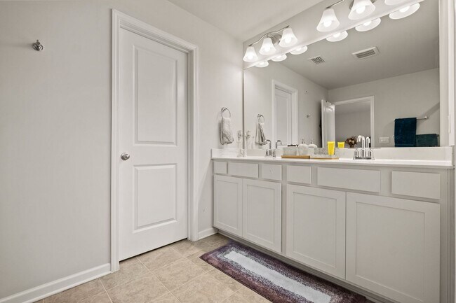 Building Photo - Gorgeous 3 BR/2.5 BA Townhome in Marietta-...