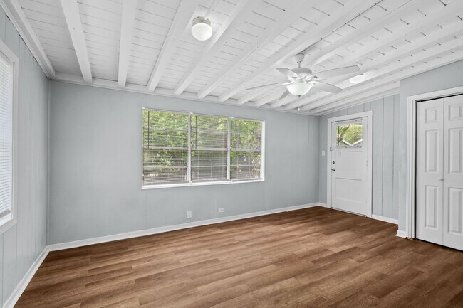 Building Photo - Cozy 3 Bedroom, 1 Bath Home - Spacious Liv...