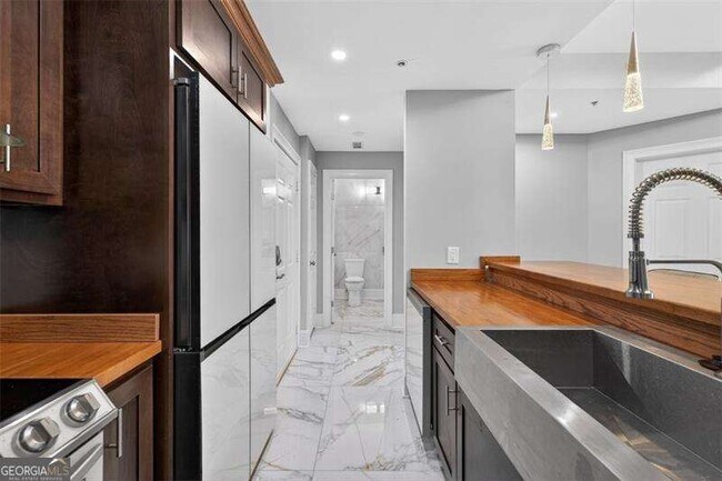 Building Photo - 1074 Peachtree Walk NE