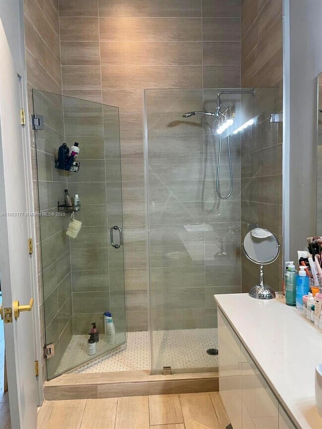 Building Photo - 1600 SW 1st Ave