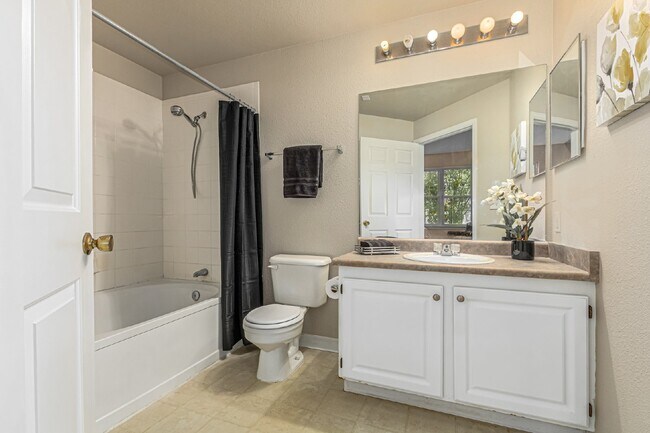 Building Photo - Exquisite 2-bedroom, 2-bathroom condo inParker