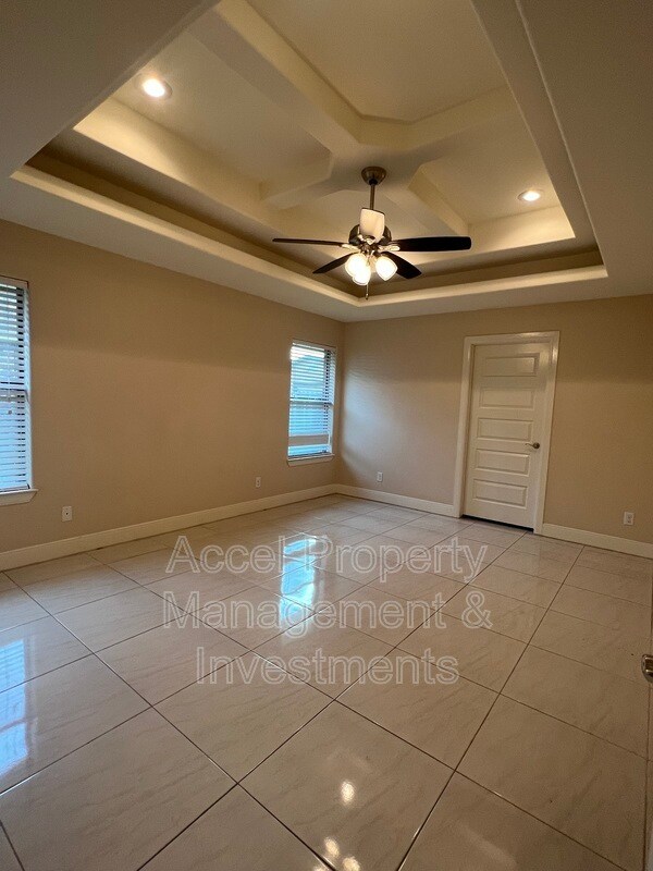 Building Photo - 711 N Abbott Ave