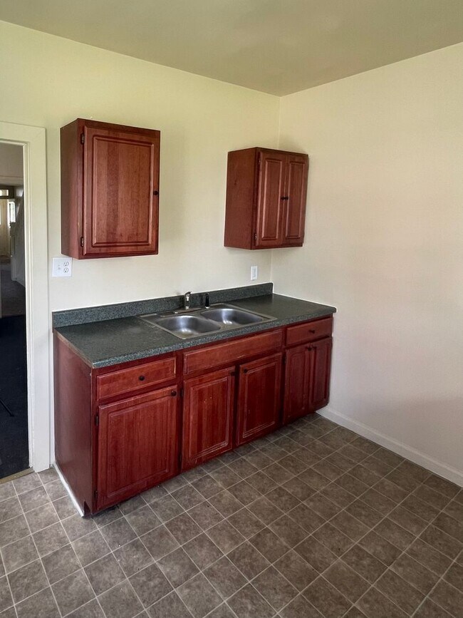 Building Photo - 3 Bedroom Single Family Home in Harrisburg!