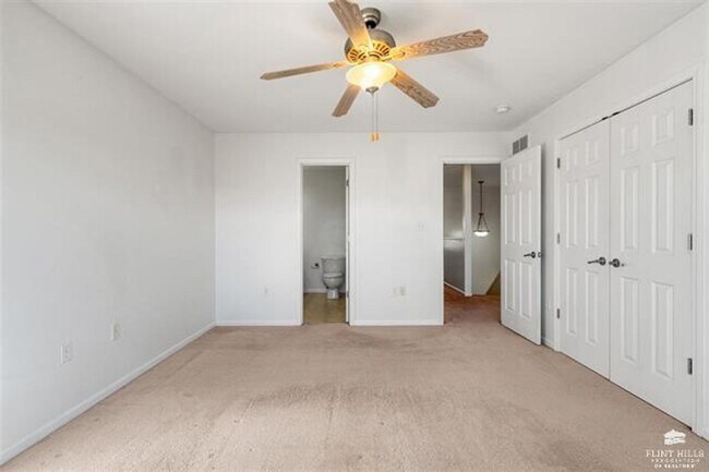 Building Photo - Charming Townhome, Prime Location, Cozy Li...