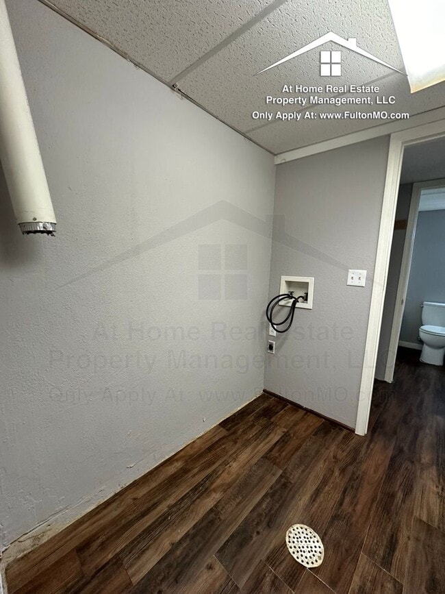 Building Photo - 101 E 10th St