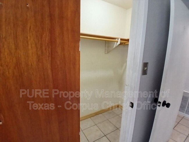 Building Photo - 4033 Sandy Hollow Creek Dr