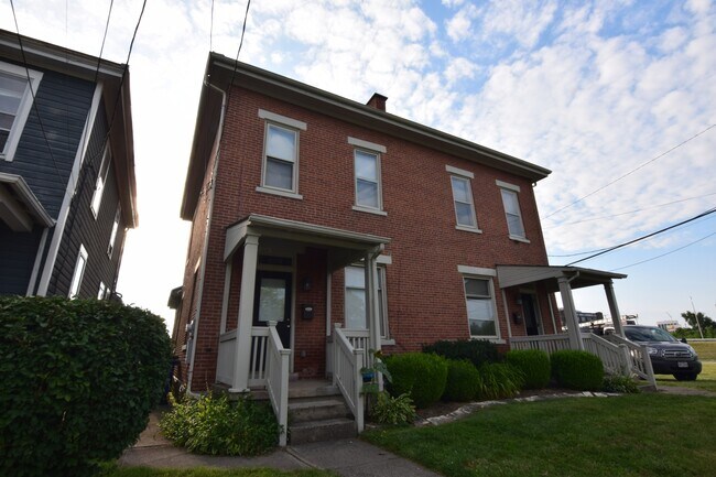 Building Photo - 680 Hamlet St