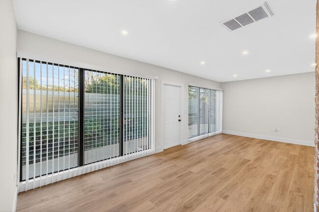 Building Photo - 2 BEDROOMS 1 BATHROOM!