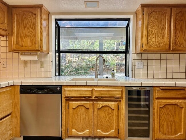 Building Photo - 15593 Carrie Dr