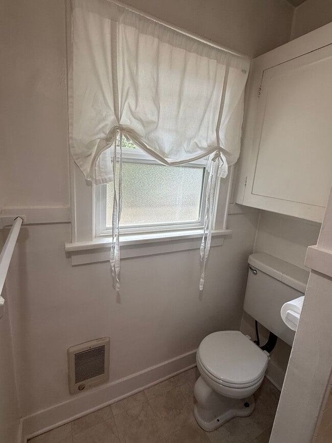 Building Photo - Charming 2BR/1BA Campus House