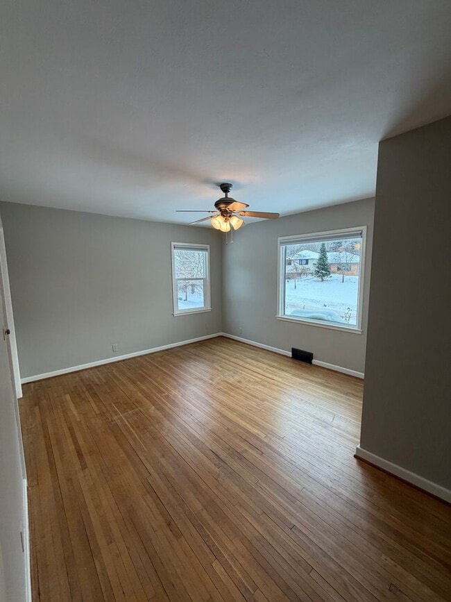 Building Photo - AVAILABLE NOW- 3 BED 2 BATH Home!