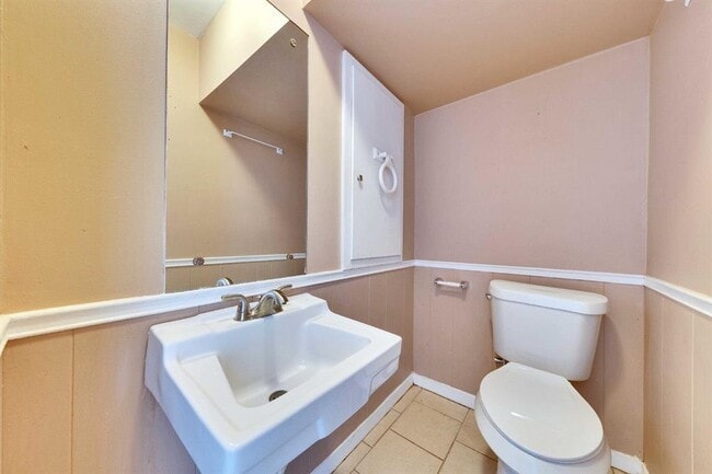 Building Photo - 2801 Skyway Cir