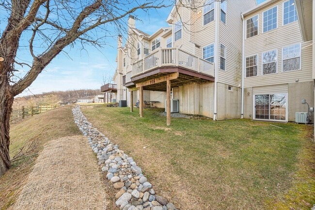 Building Photo - Avaible now, 3B/2.5B Townhome in Whiteland Woods!