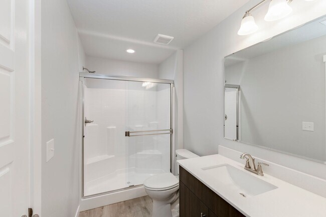 Building Photo - Charming Attached Townhome in Nampa at an Incredible Price!