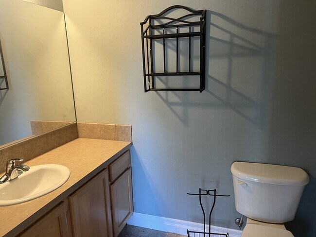 Building Photo - 1526 NE Market Dr