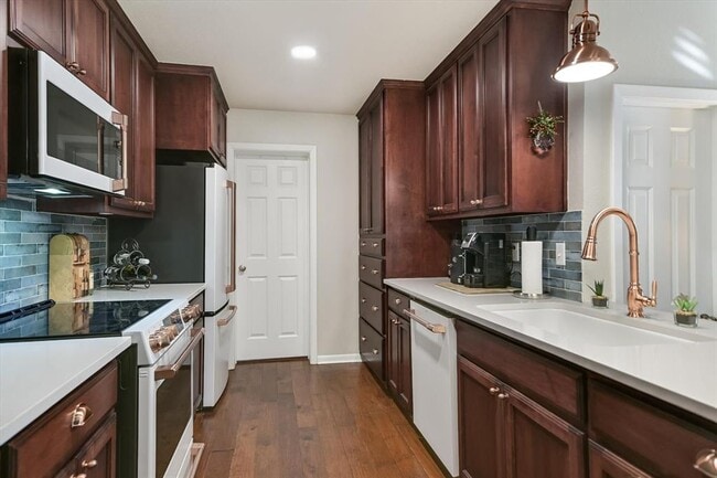 Building Photo - 2201 Lakeway Blvd